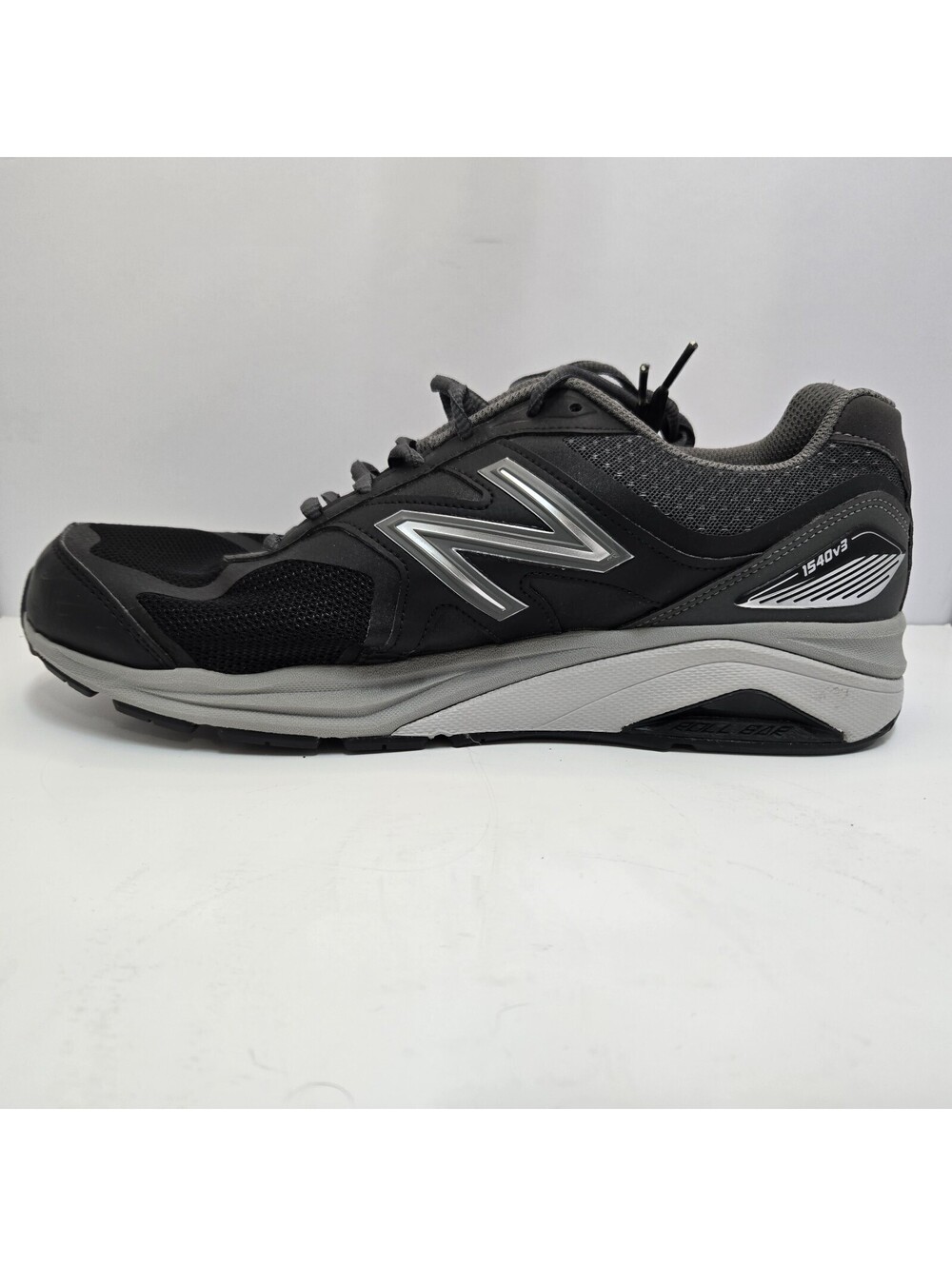 New Balance 1540 V3 Mens Size 9 4E Black Gray Athletic Running Shoes Sneakers